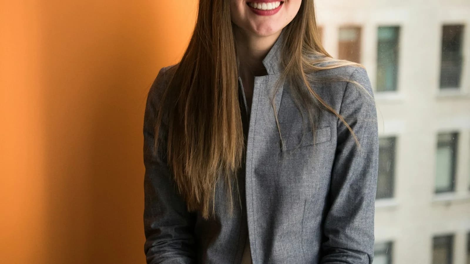 Vrouw noteert haar overgangsklachten in een dagboek